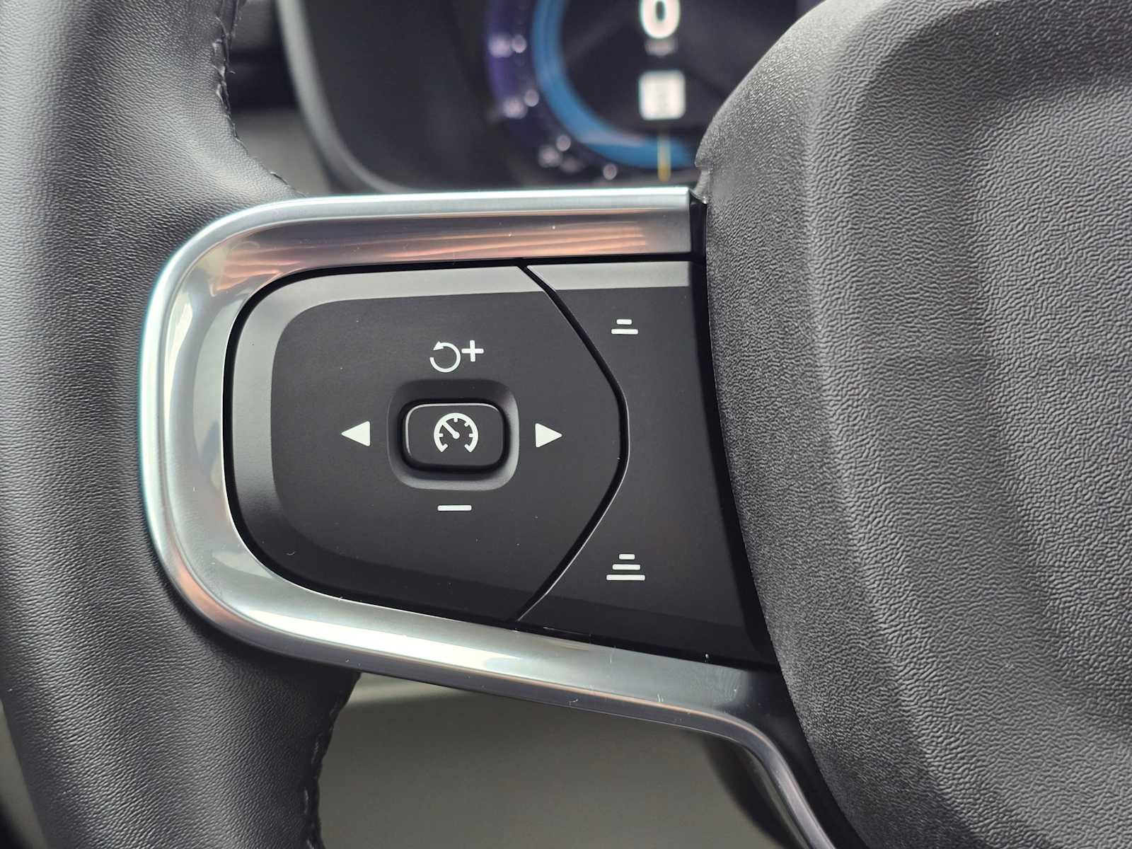 2023 Volvo XC40 Plus Bright Theme