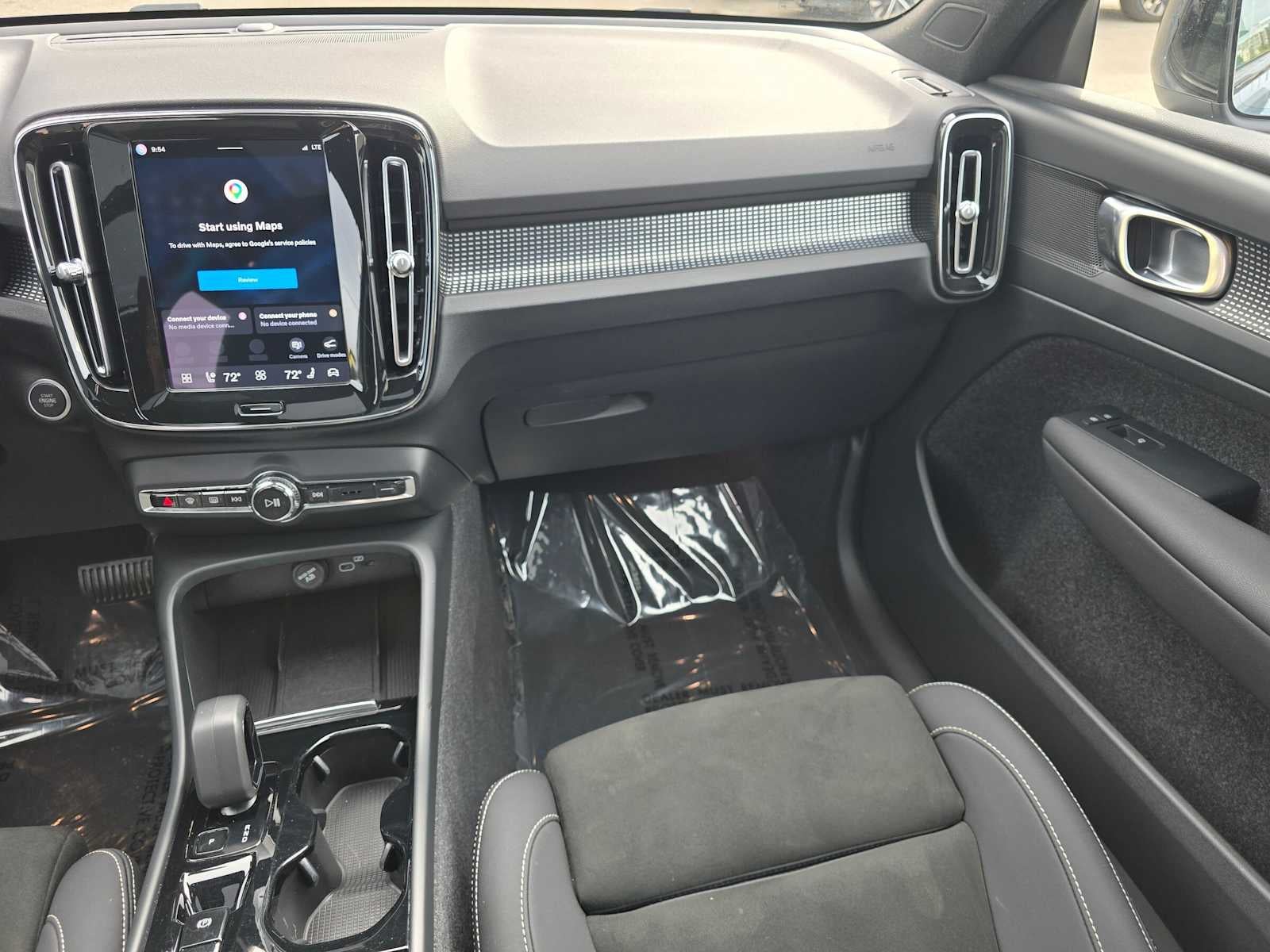 2023 Volvo XC40 Plus Dark Theme
