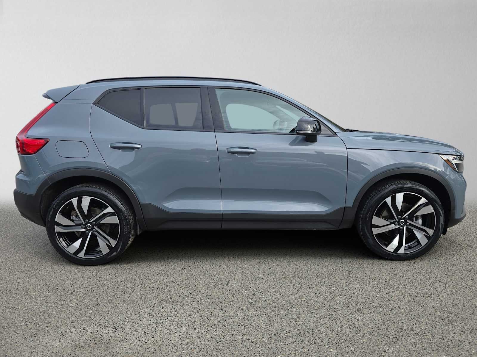 2023 Volvo XC40 Plus Dark Theme