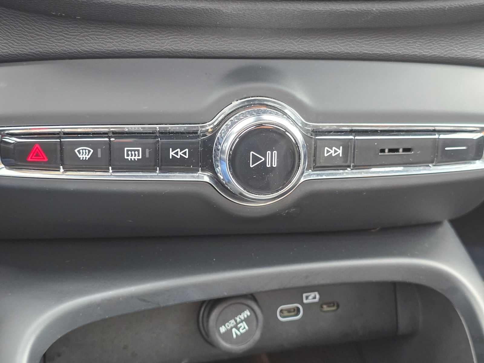 2023 Volvo XC40 Plus Dark Theme