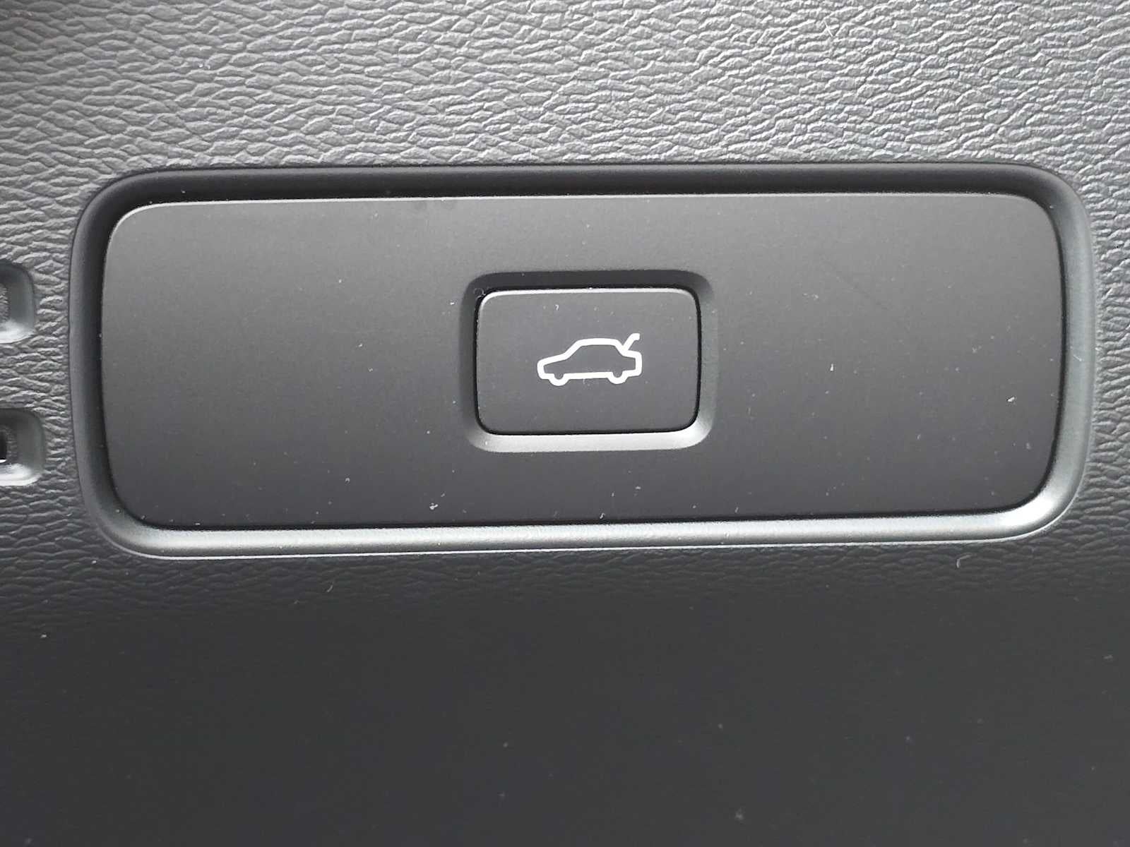 2023 Volvo XC40 Plus Dark Theme