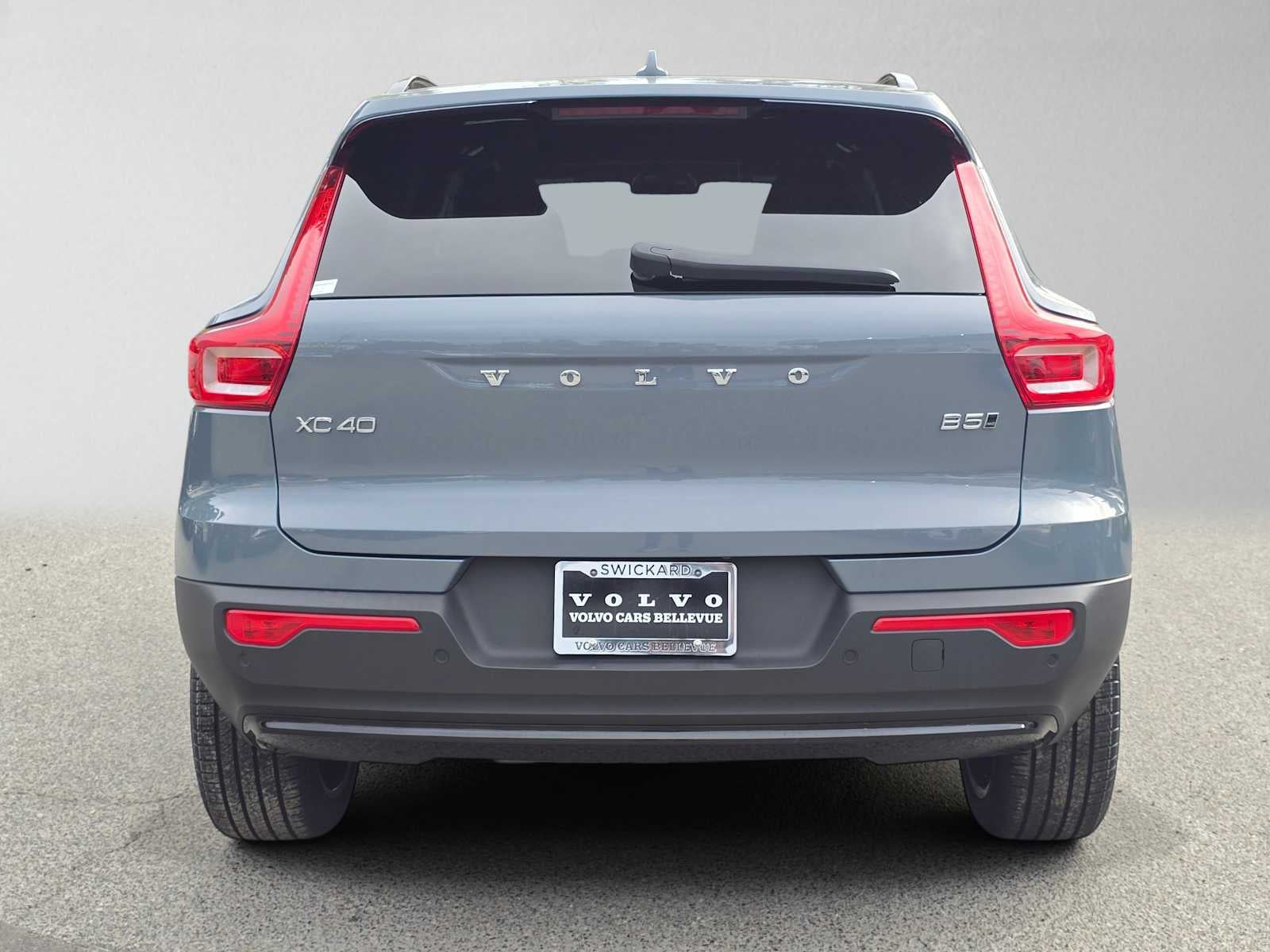 2023 Volvo XC40 Plus Dark Theme