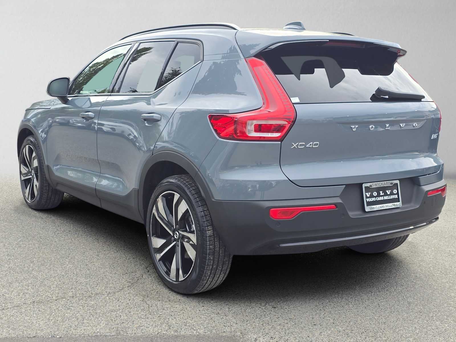 2023 Volvo XC40 Plus Dark Theme