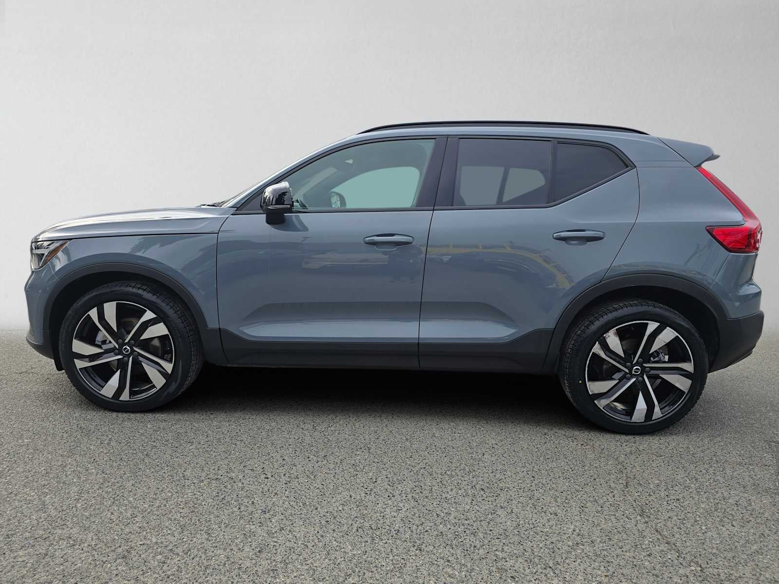 2023 Volvo XC40 Plus Dark Theme
