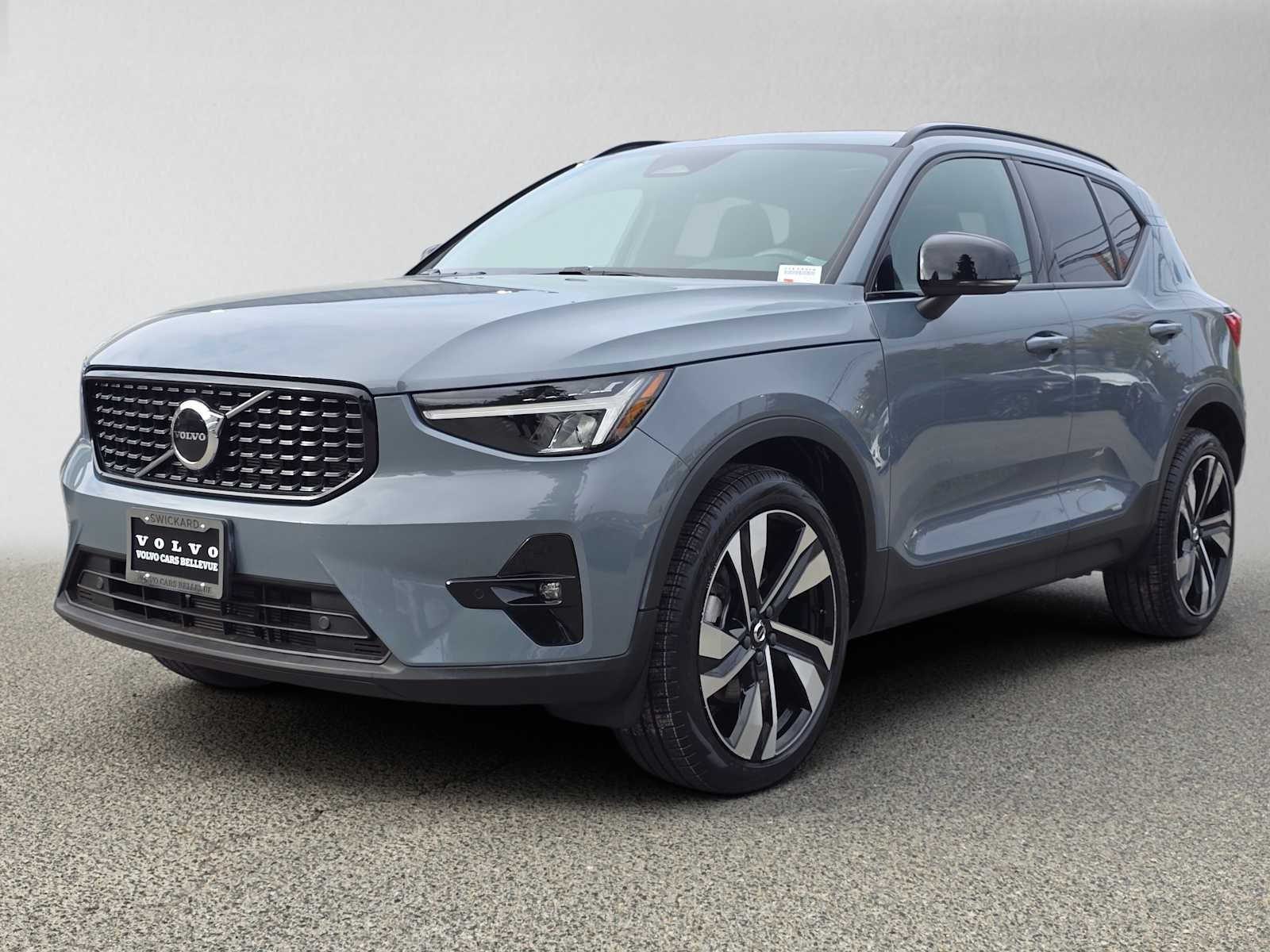 2023 Volvo XC40 Plus Dark Theme