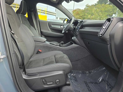 2023 Volvo XC40 Plus Dark Theme
