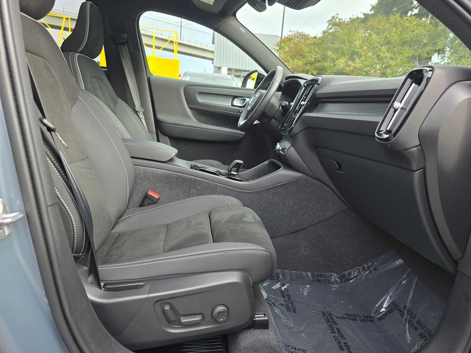 2023 Volvo XC40 Plus Dark Theme