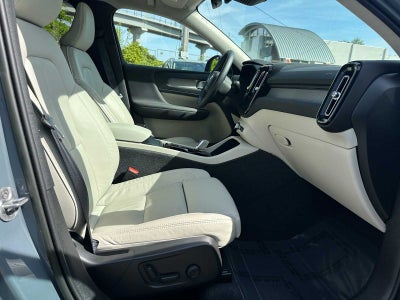 2023 Volvo XC40 Plus Dark Theme