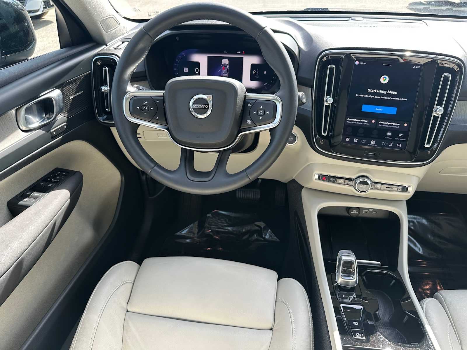 2023 Volvo XC40 Plus Dark Theme