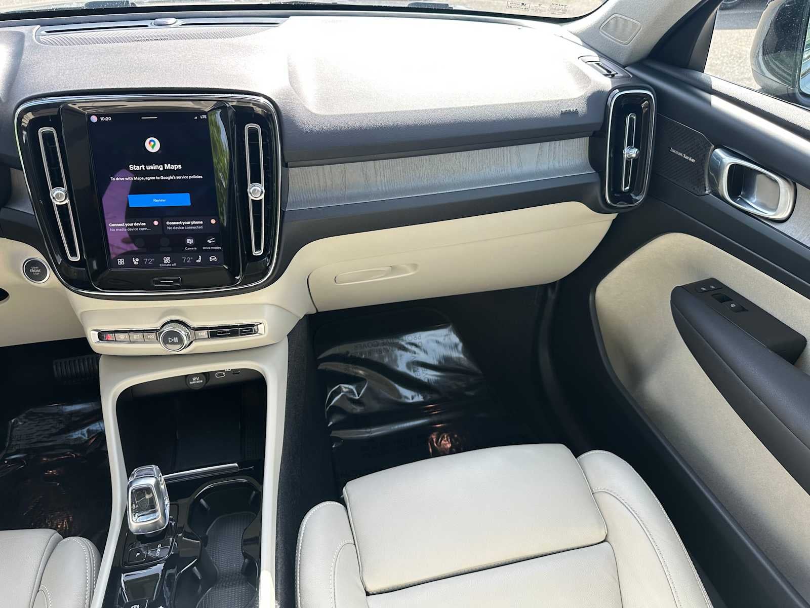 2023 Volvo XC40 Plus Dark Theme