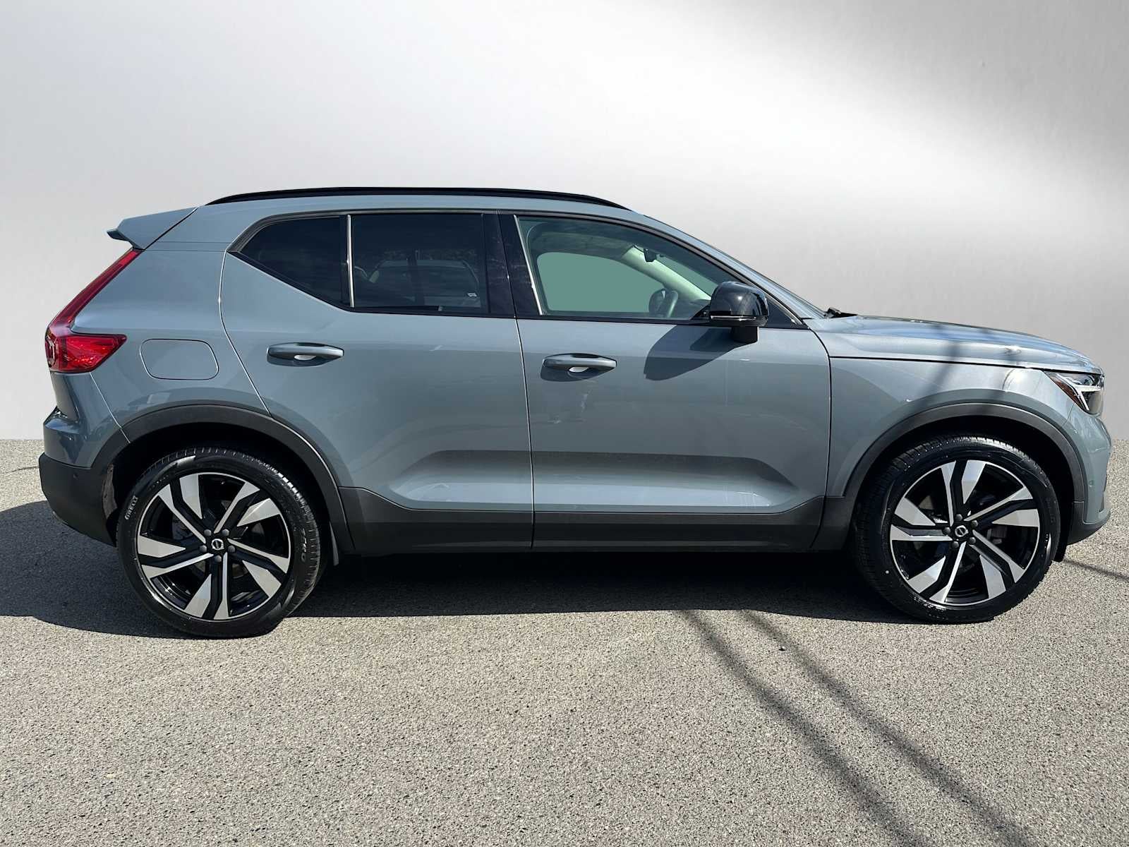 2023 Volvo XC40 Plus Dark Theme