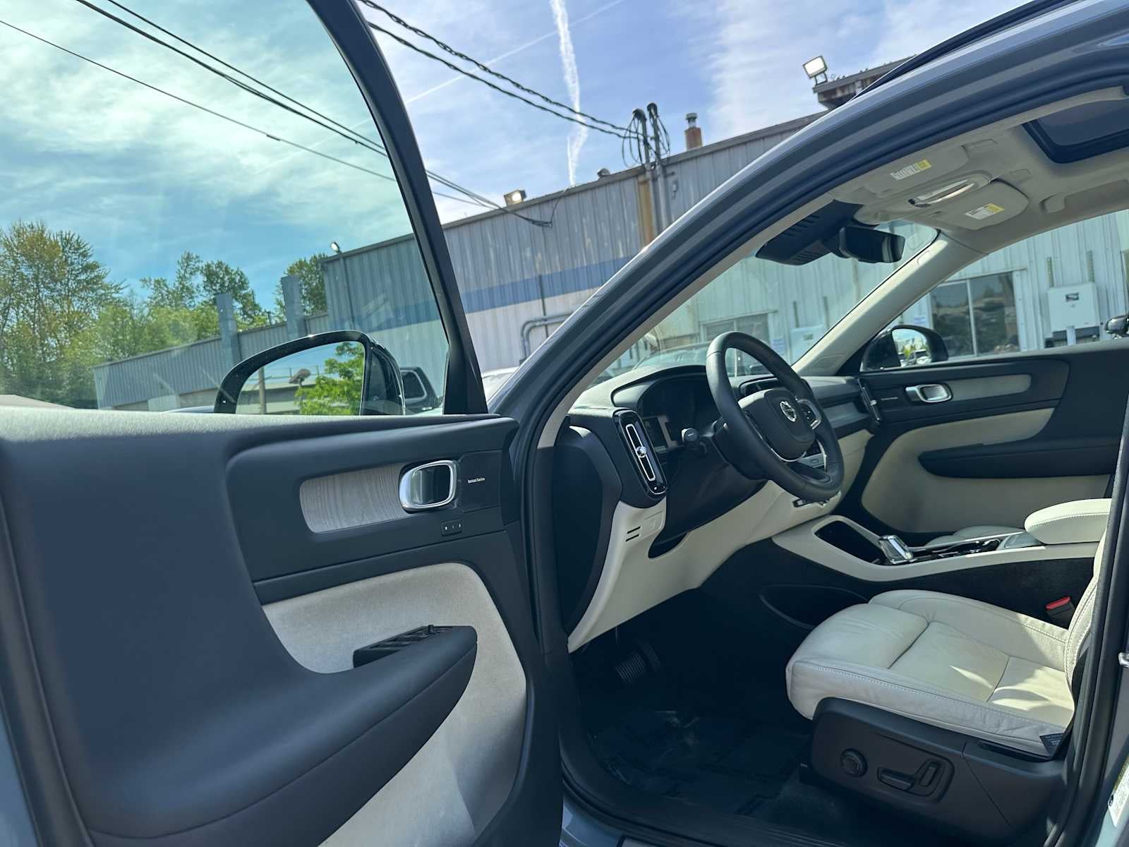2023 Volvo XC40 Plus Dark Theme