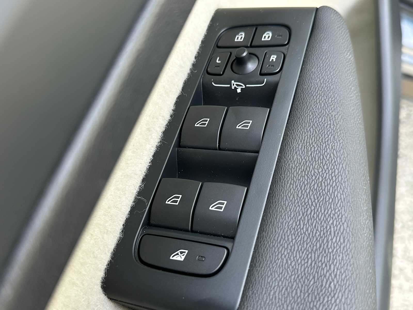 2023 Volvo XC40 Plus Dark Theme
