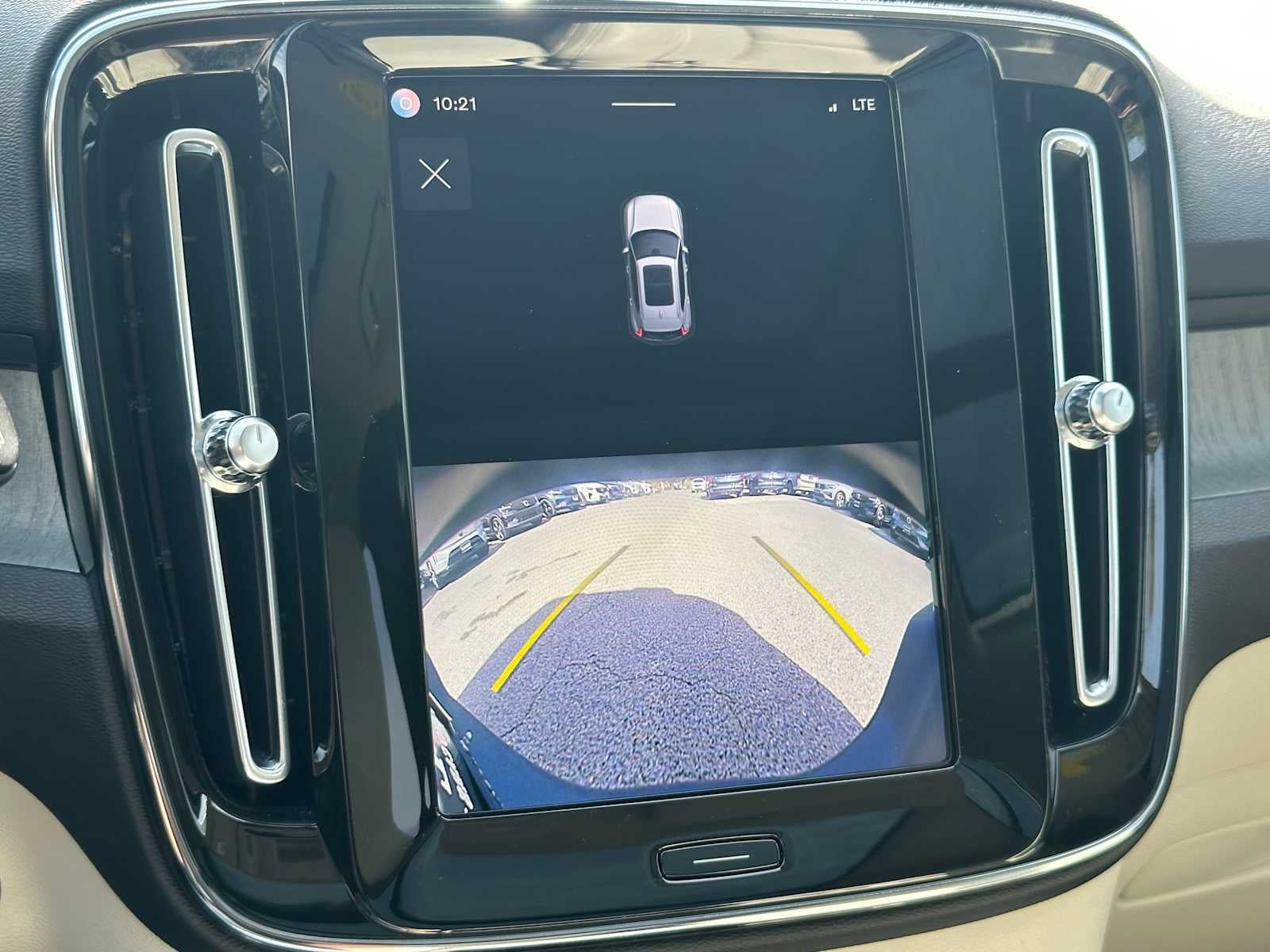 2023 Volvo XC40 Plus Dark Theme
