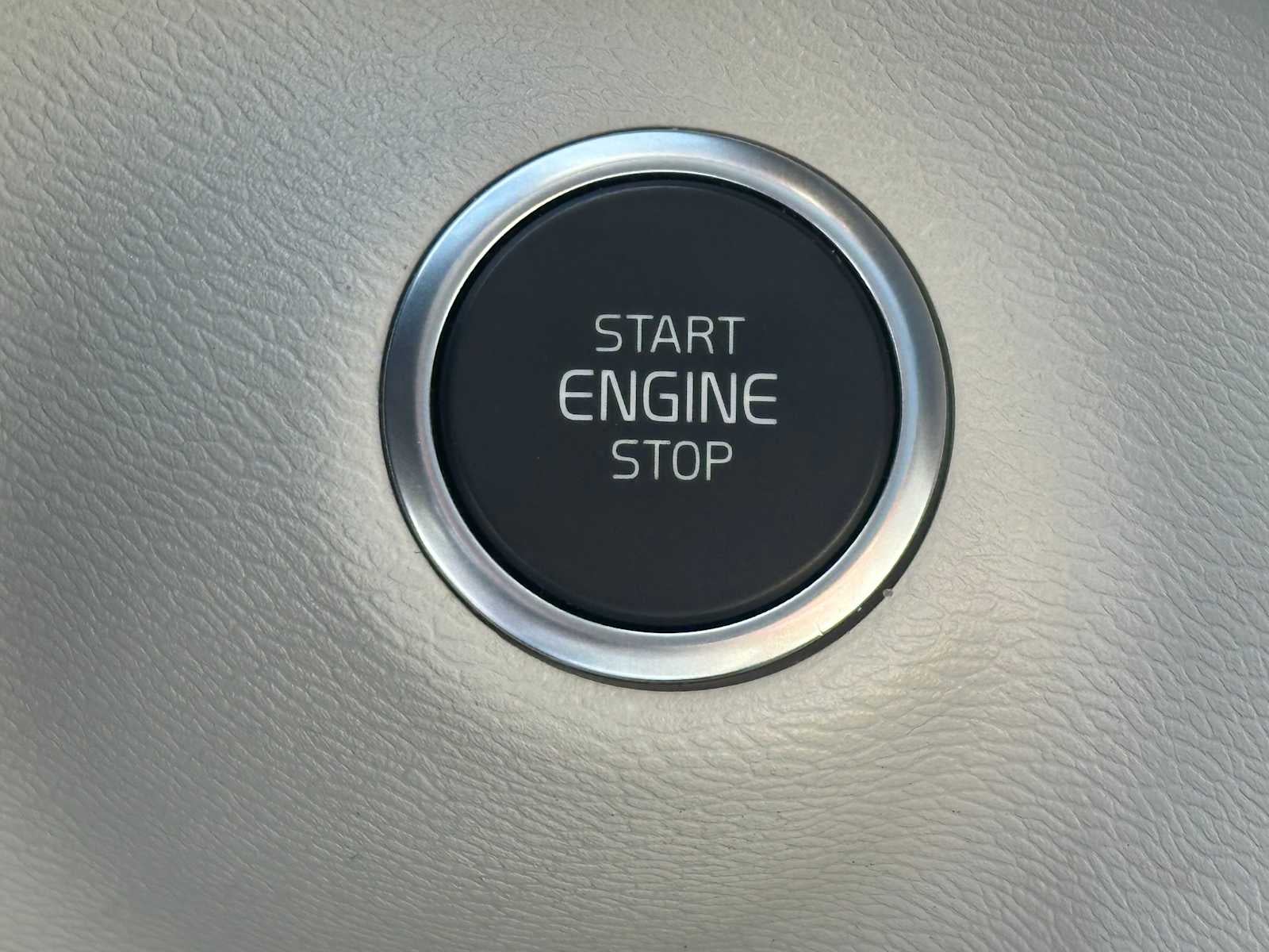 2023 Volvo XC40 Plus Dark Theme