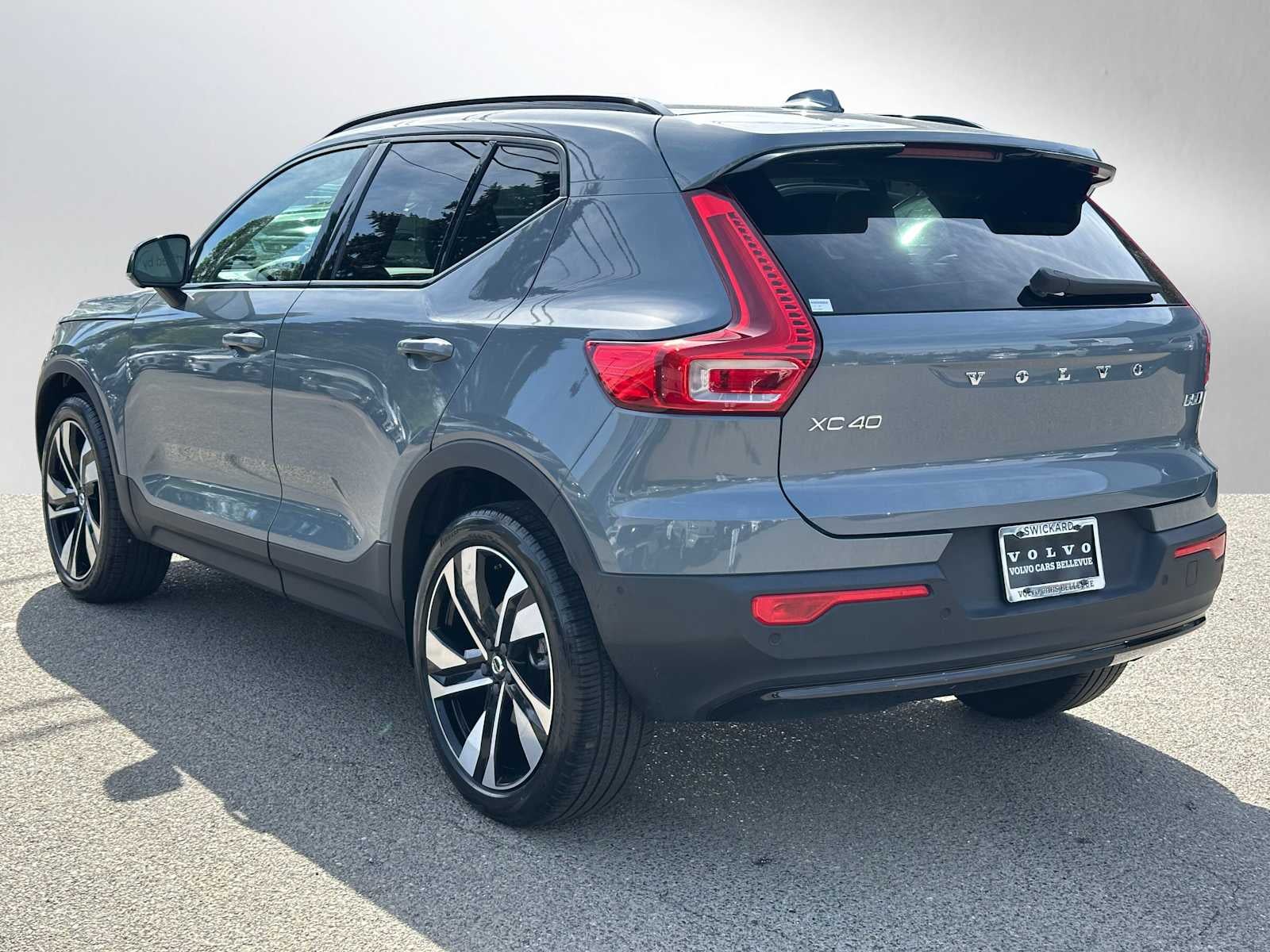 2023 Volvo XC40 Plus Dark Theme
