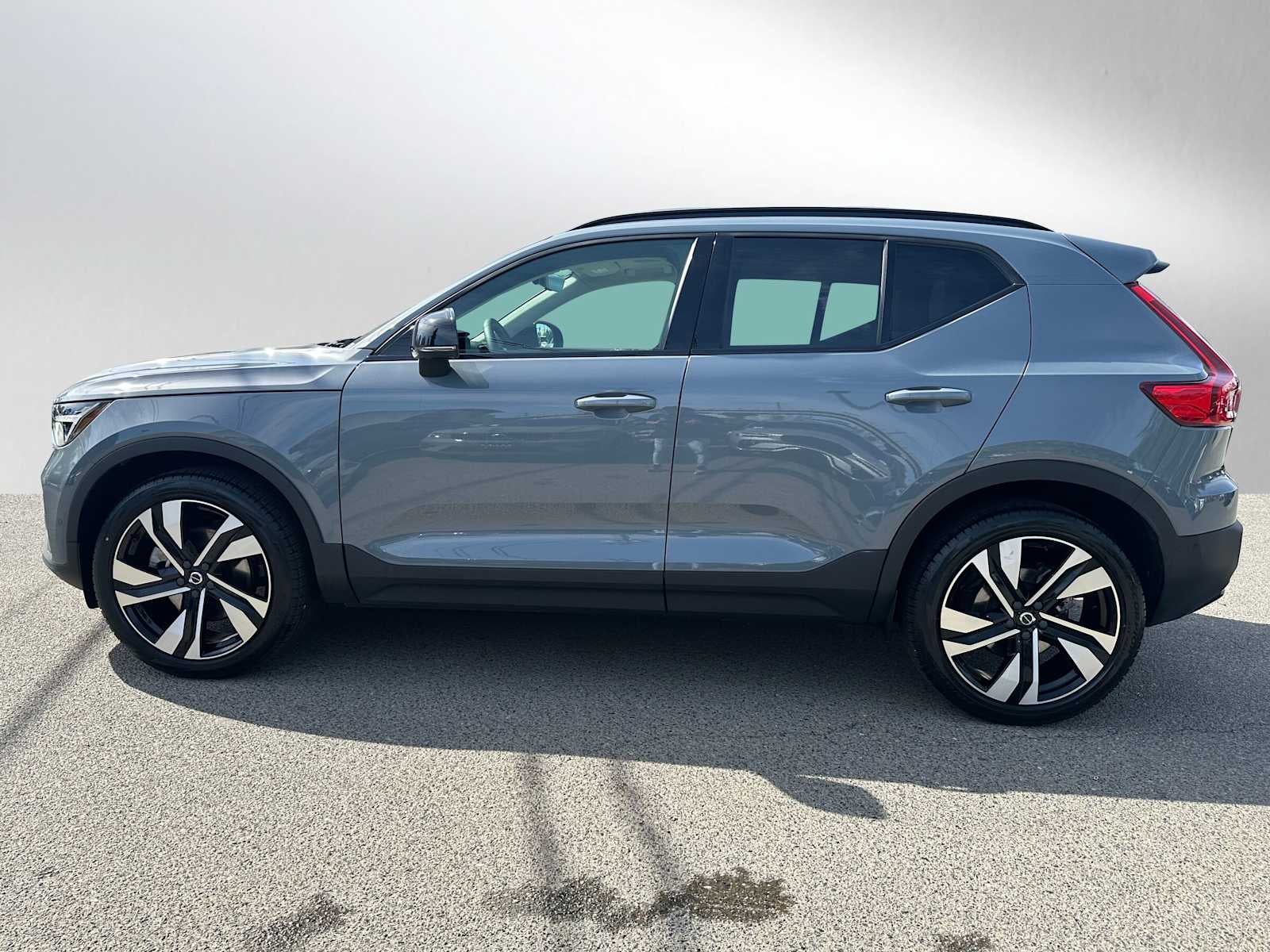 2023 Volvo XC40 Plus Dark Theme