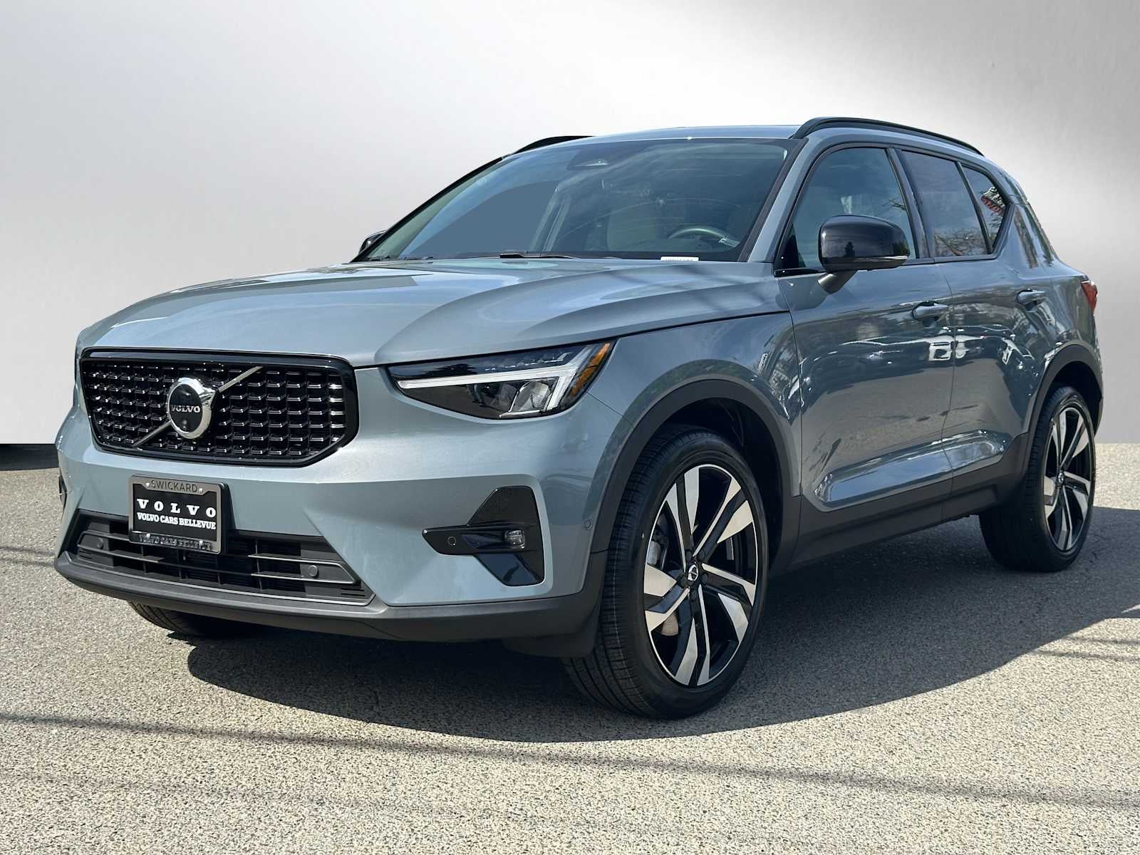 2023 Volvo XC40 Plus Dark Theme