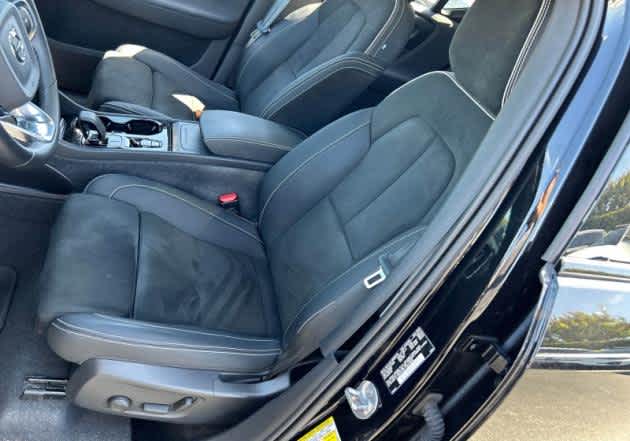 2023 Volvo XC40 Plus Dark Theme