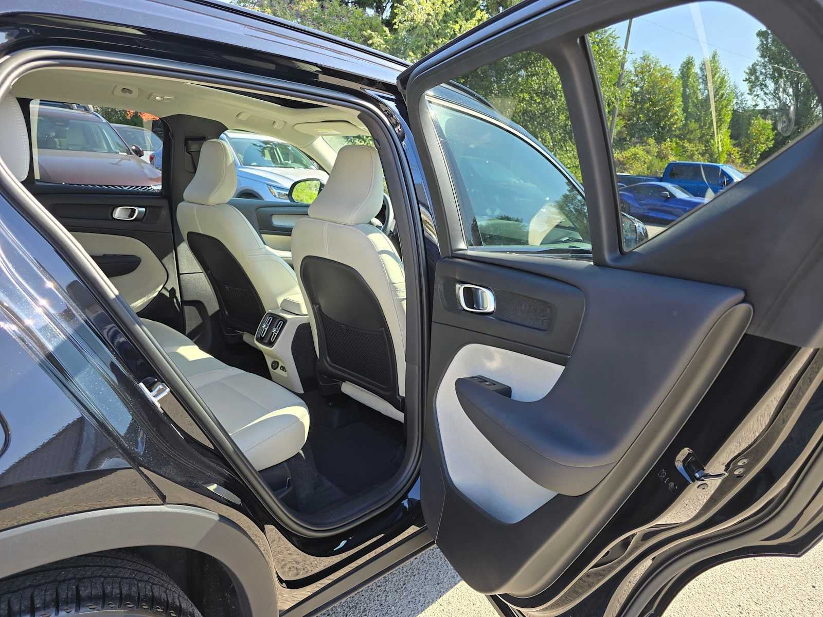 2023 Volvo XC40 Plus Dark Theme