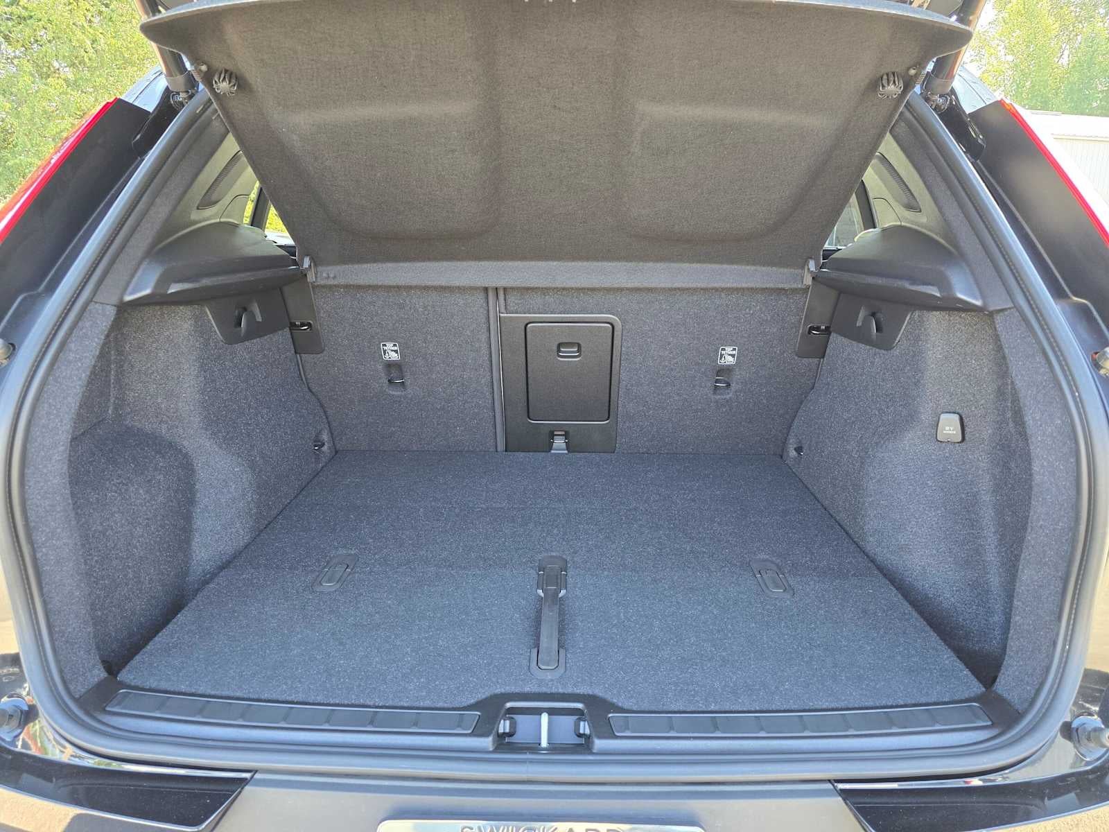 2023 Volvo XC40 Plus Dark Theme