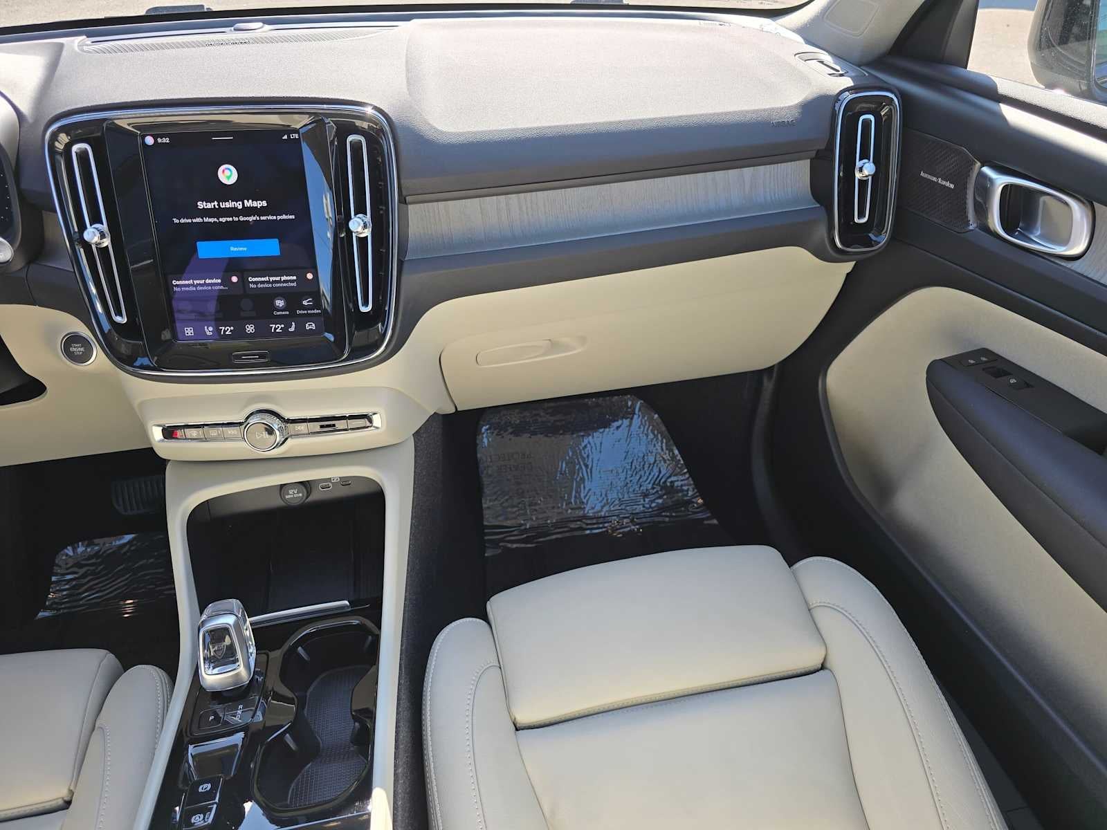 2023 Volvo XC40 Plus Dark Theme