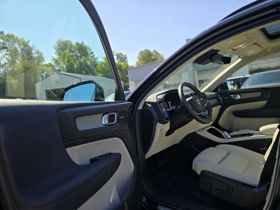 2023 Volvo XC40 Plus Dark Theme
