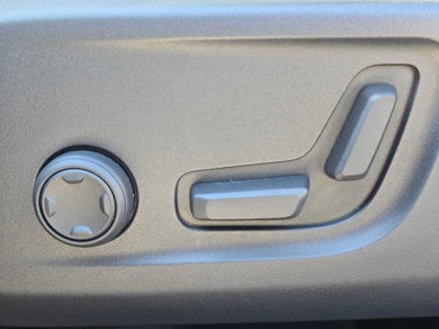 2023 Volvo XC40 Plus Dark Theme