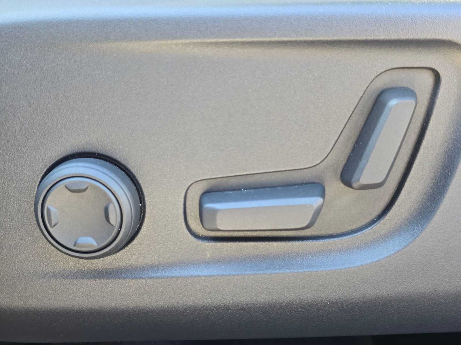 2023 Volvo XC40 Plus Dark Theme