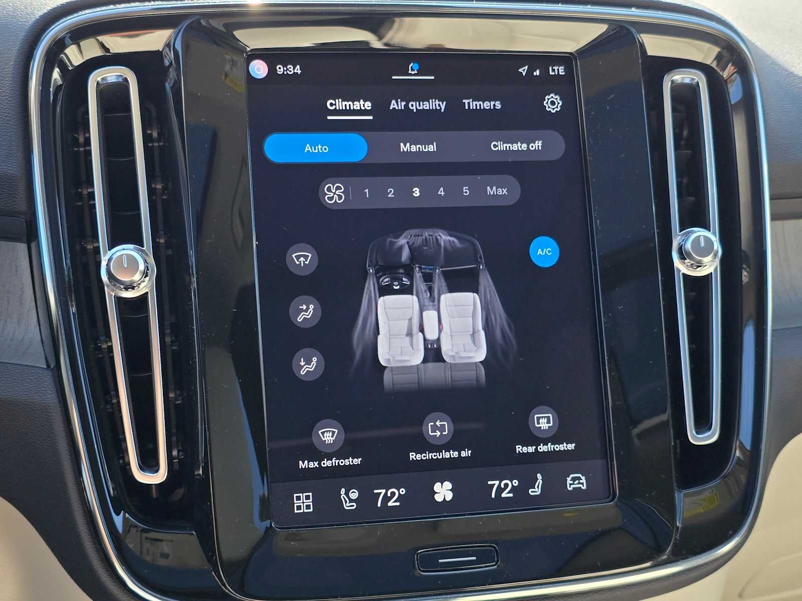 2023 Volvo XC40 Plus Dark Theme