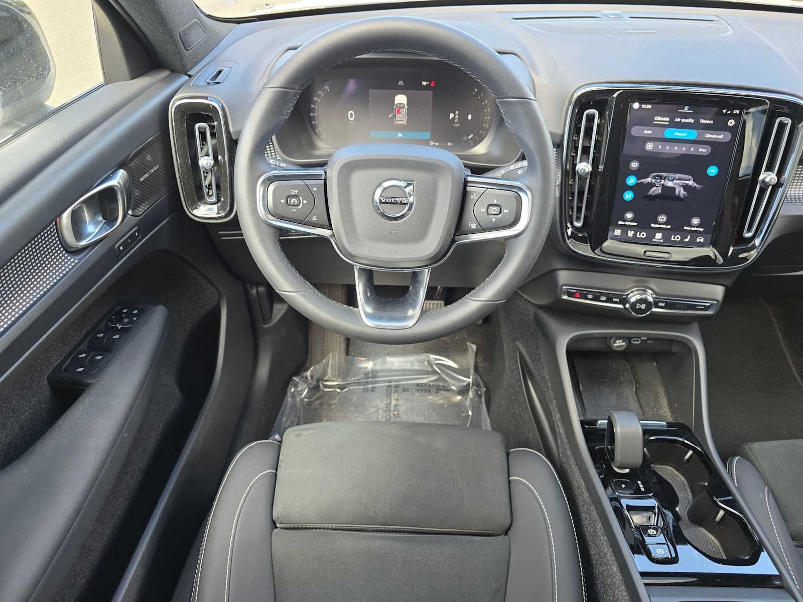 2023 Volvo XC40 Plus Dark Theme