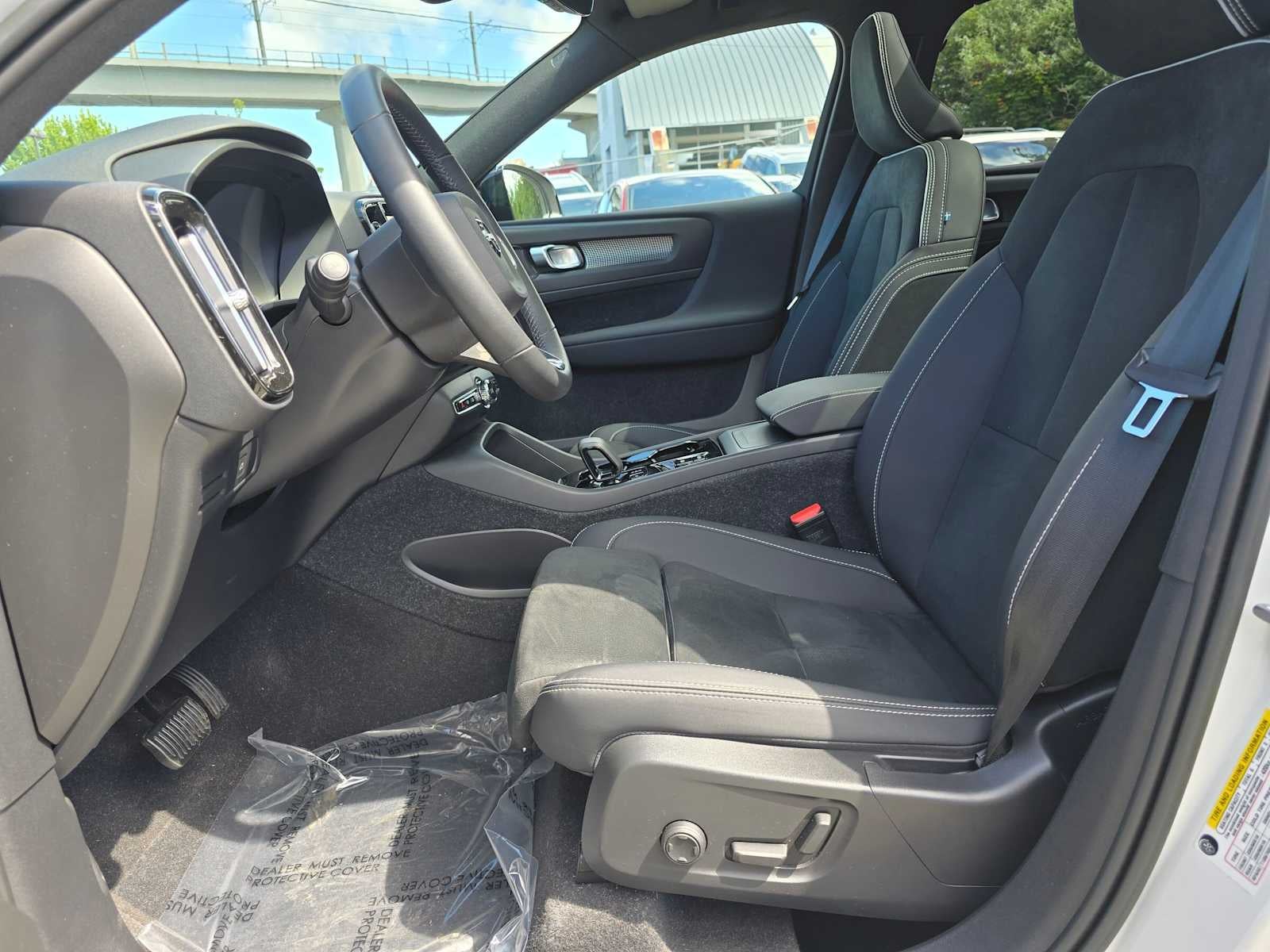 2023 Volvo XC40 Plus Dark Theme
