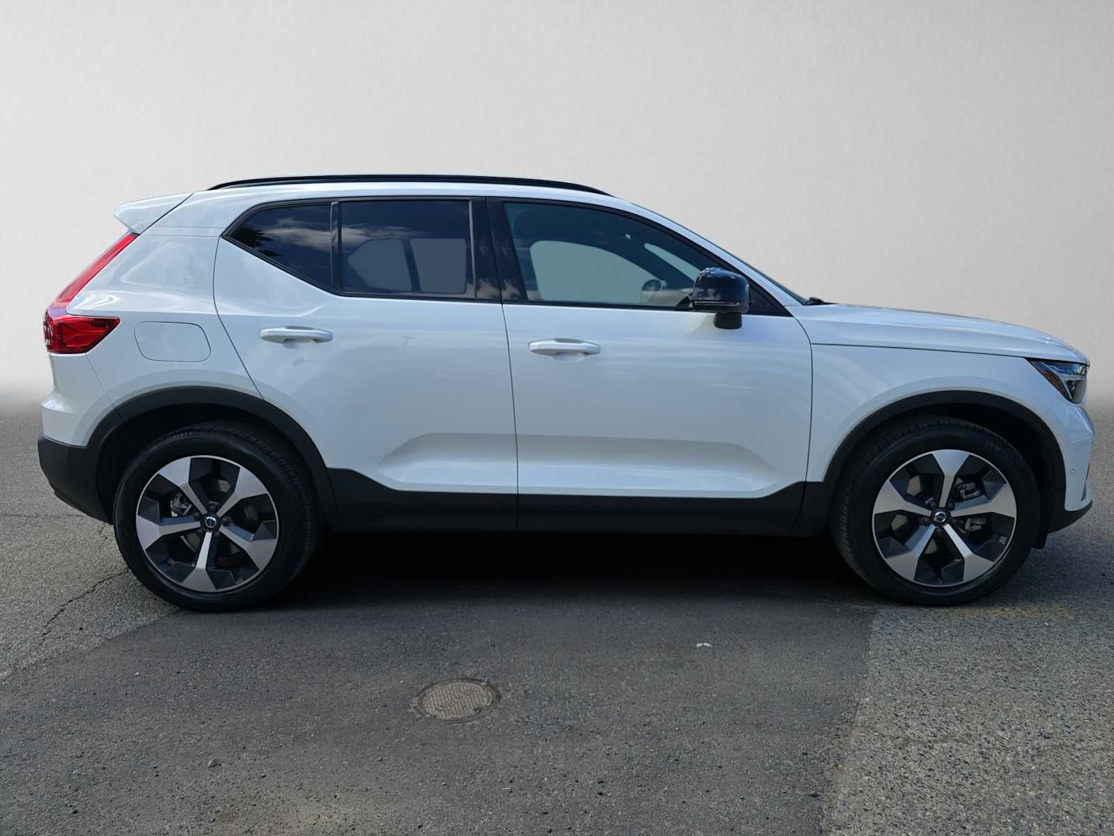 2023 Volvo XC40 Plus Dark Theme