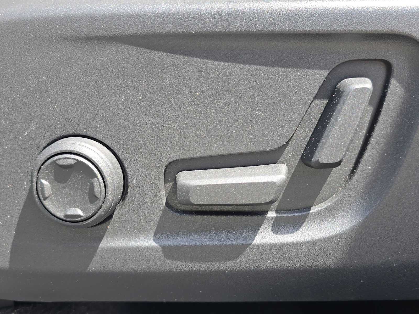 2023 Volvo XC40 Plus Dark Theme