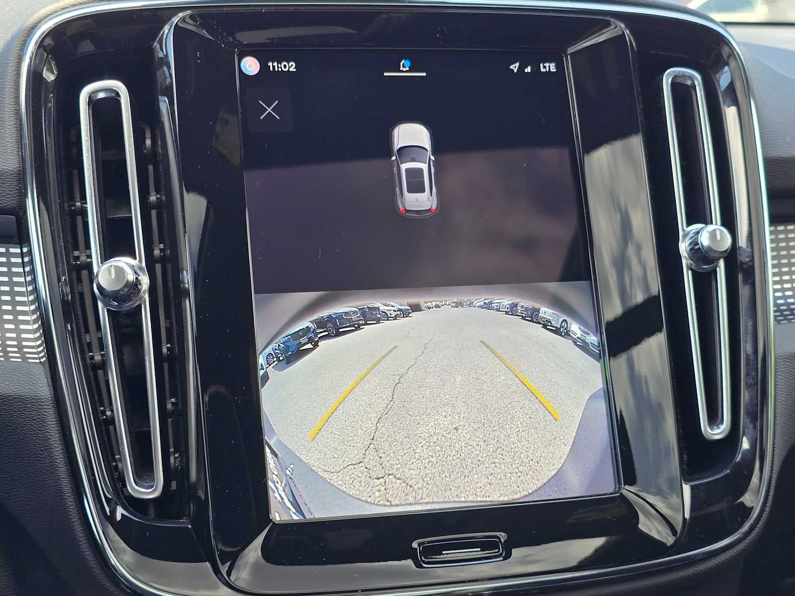 2023 Volvo XC40 Plus Dark Theme