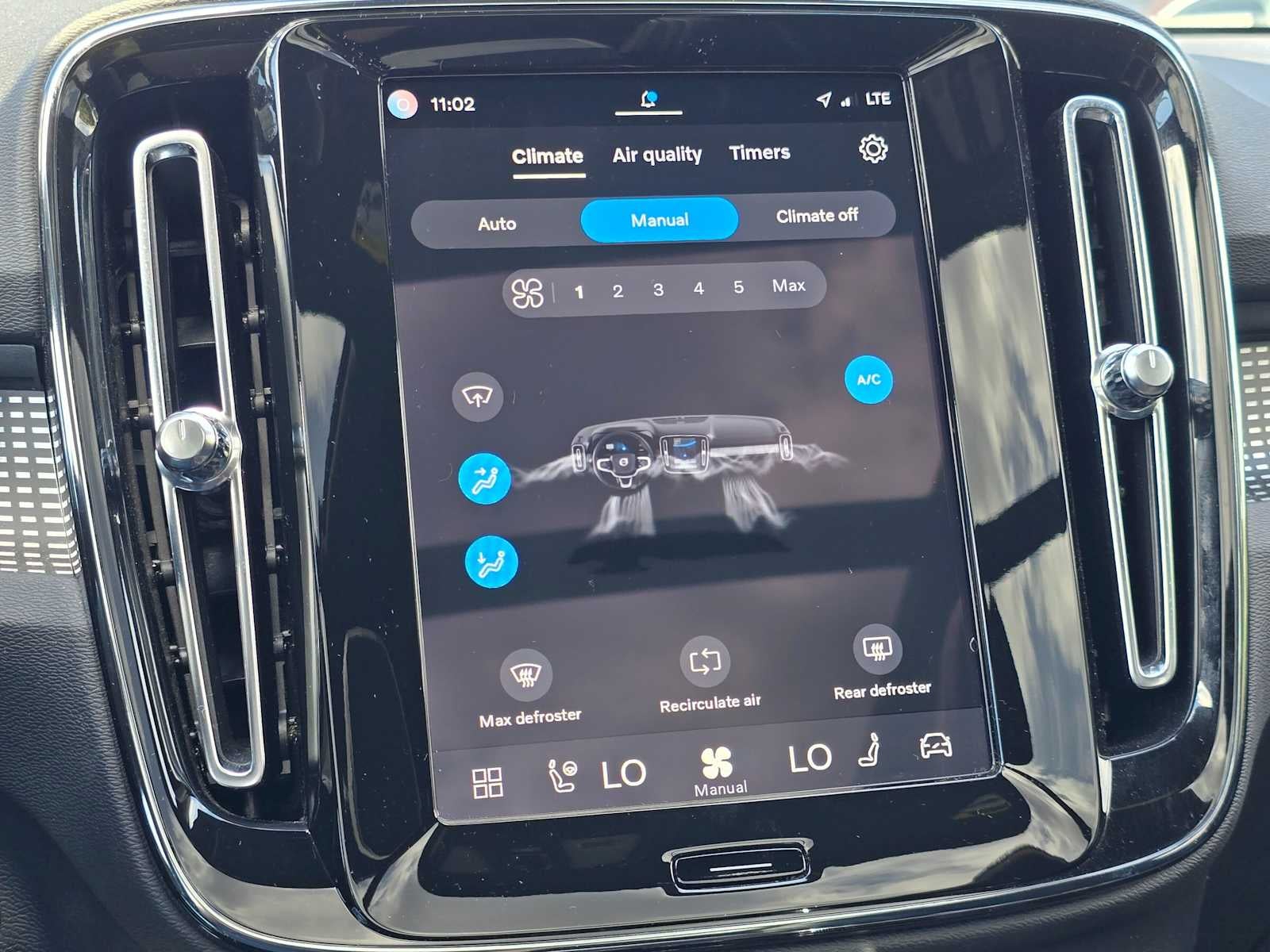 2023 Volvo XC40 Plus Dark Theme