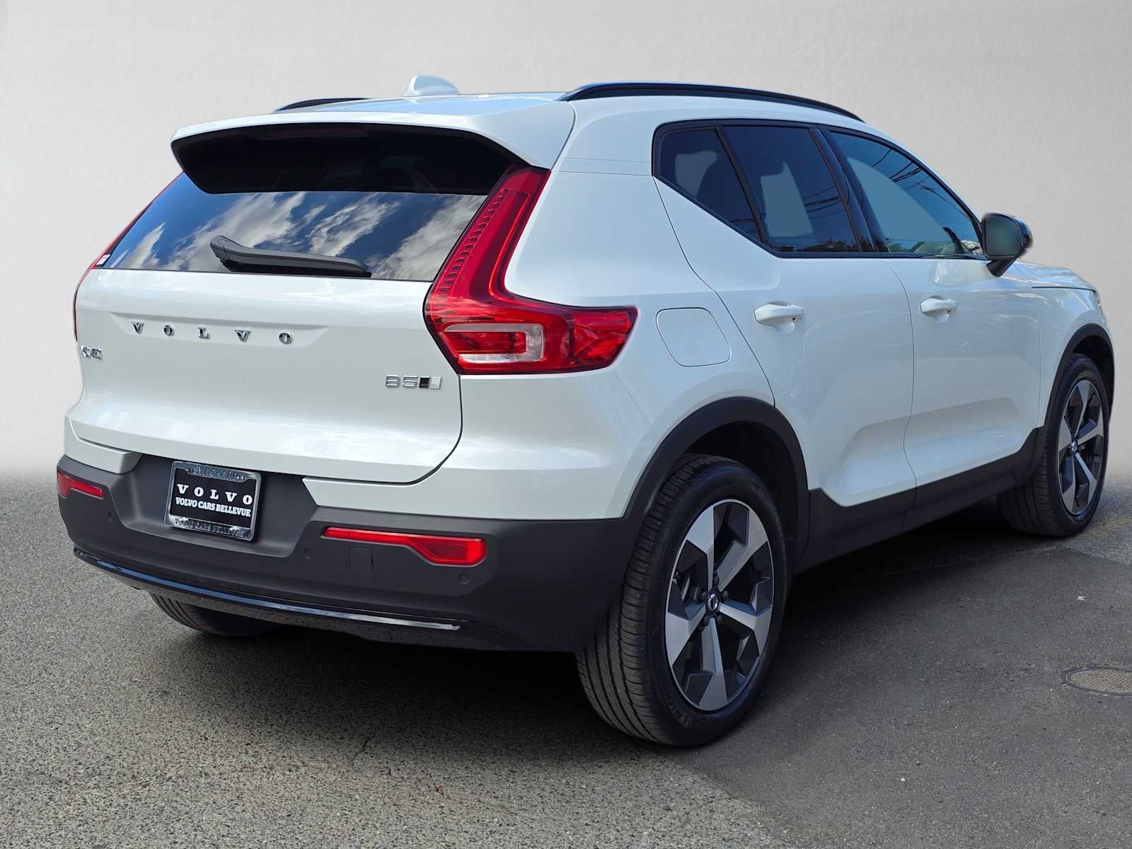 2023 Volvo XC40 Plus Dark Theme