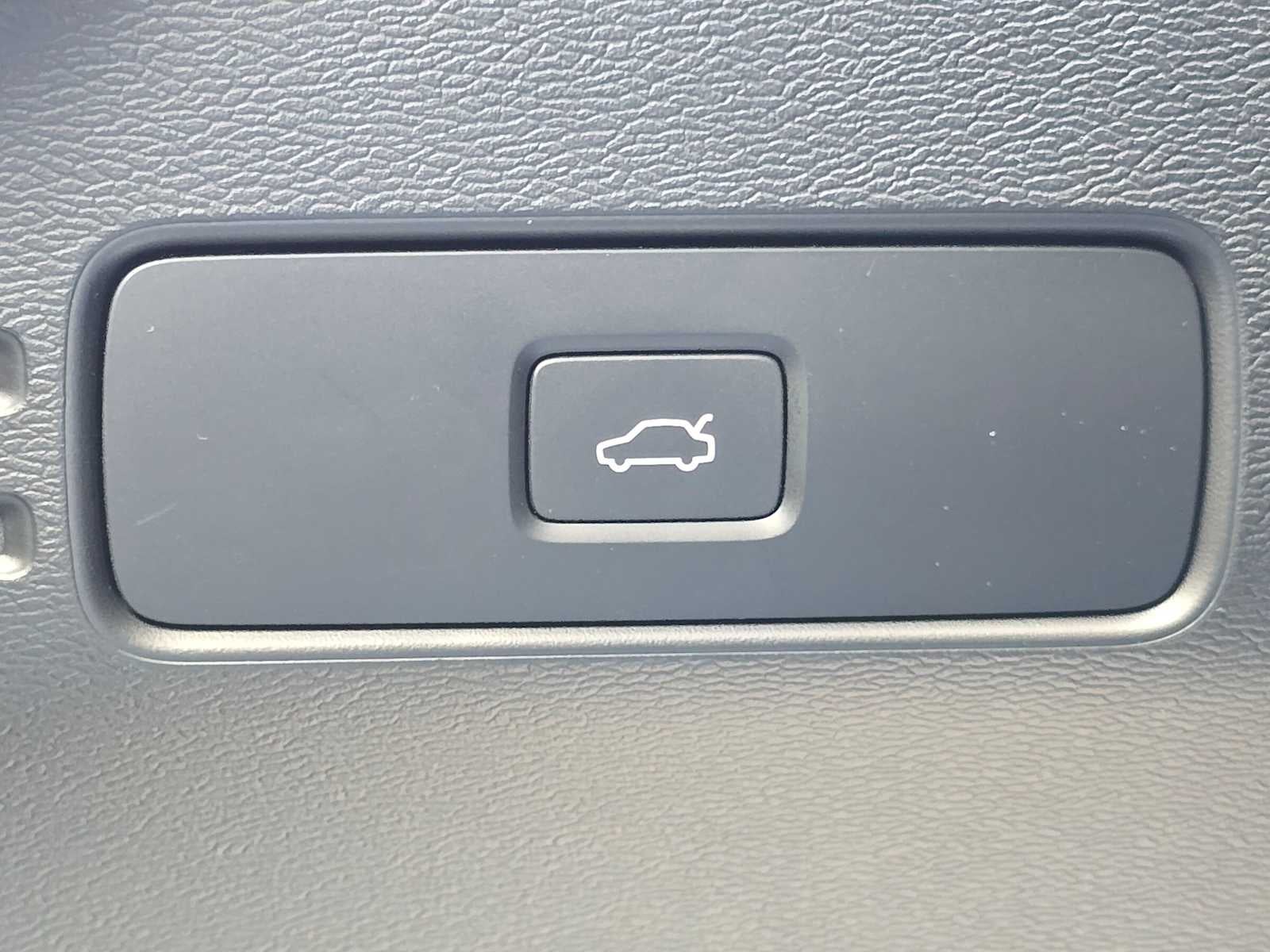 2023 Volvo XC40 Plus Dark Theme