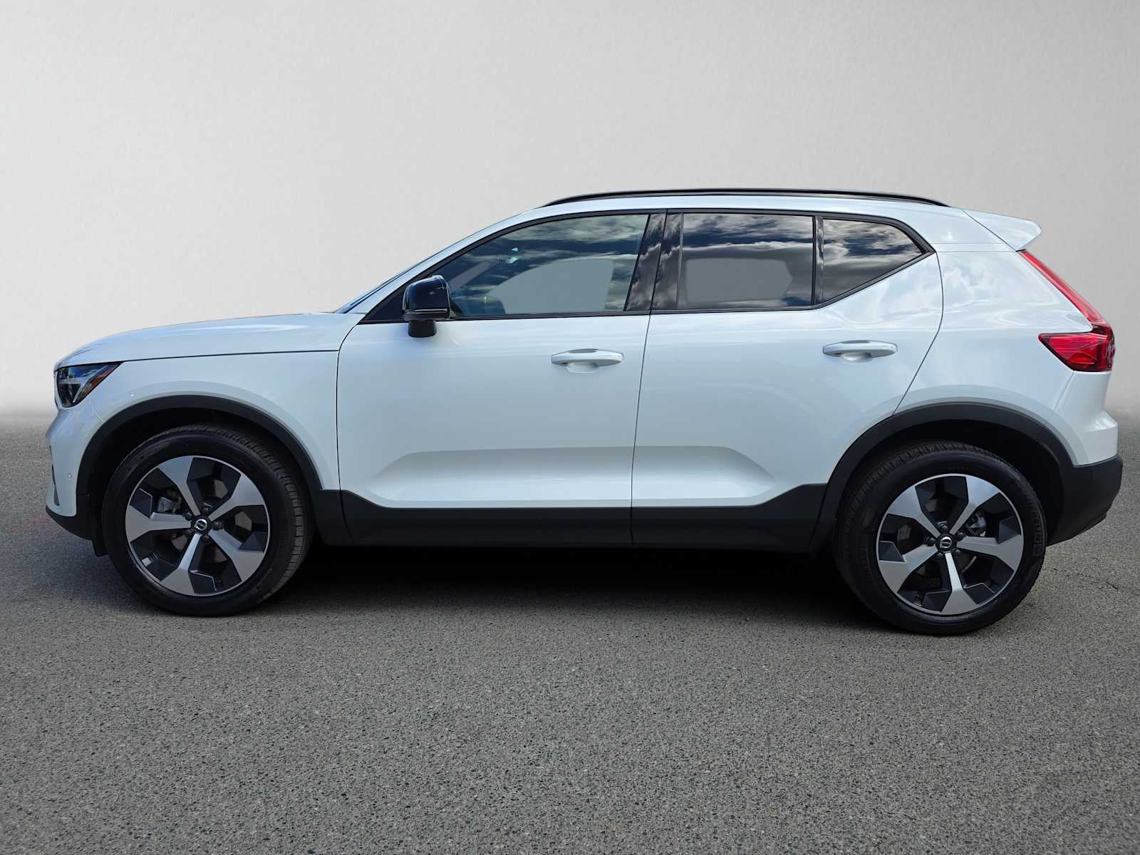 2023 Volvo XC40 Plus Dark Theme