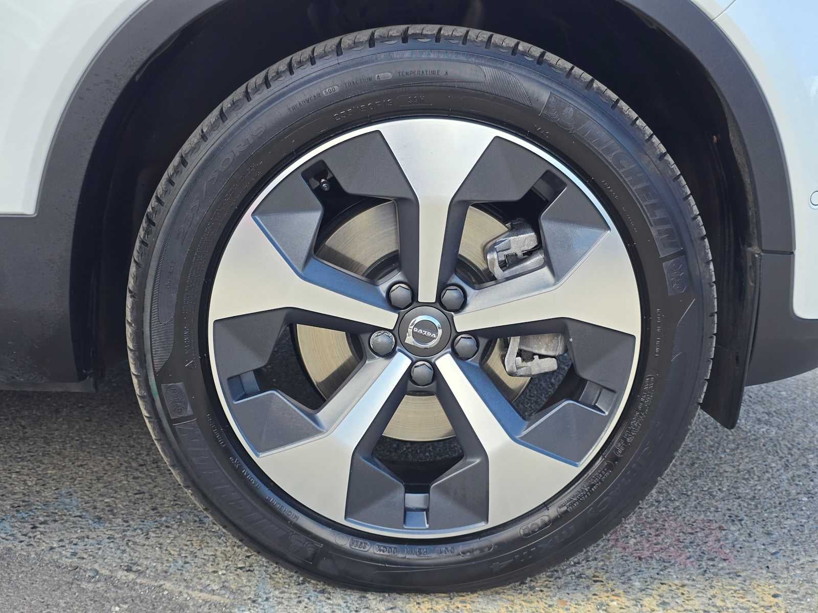2023 Volvo XC40 Plus Dark Theme