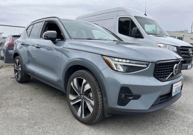2023 Volvo XC40 Plus Dark Theme