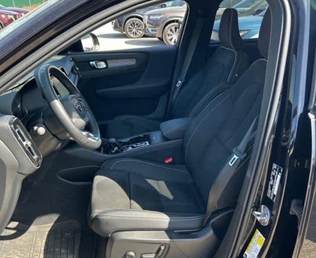 2023 Volvo XC40 Plus Dark Theme