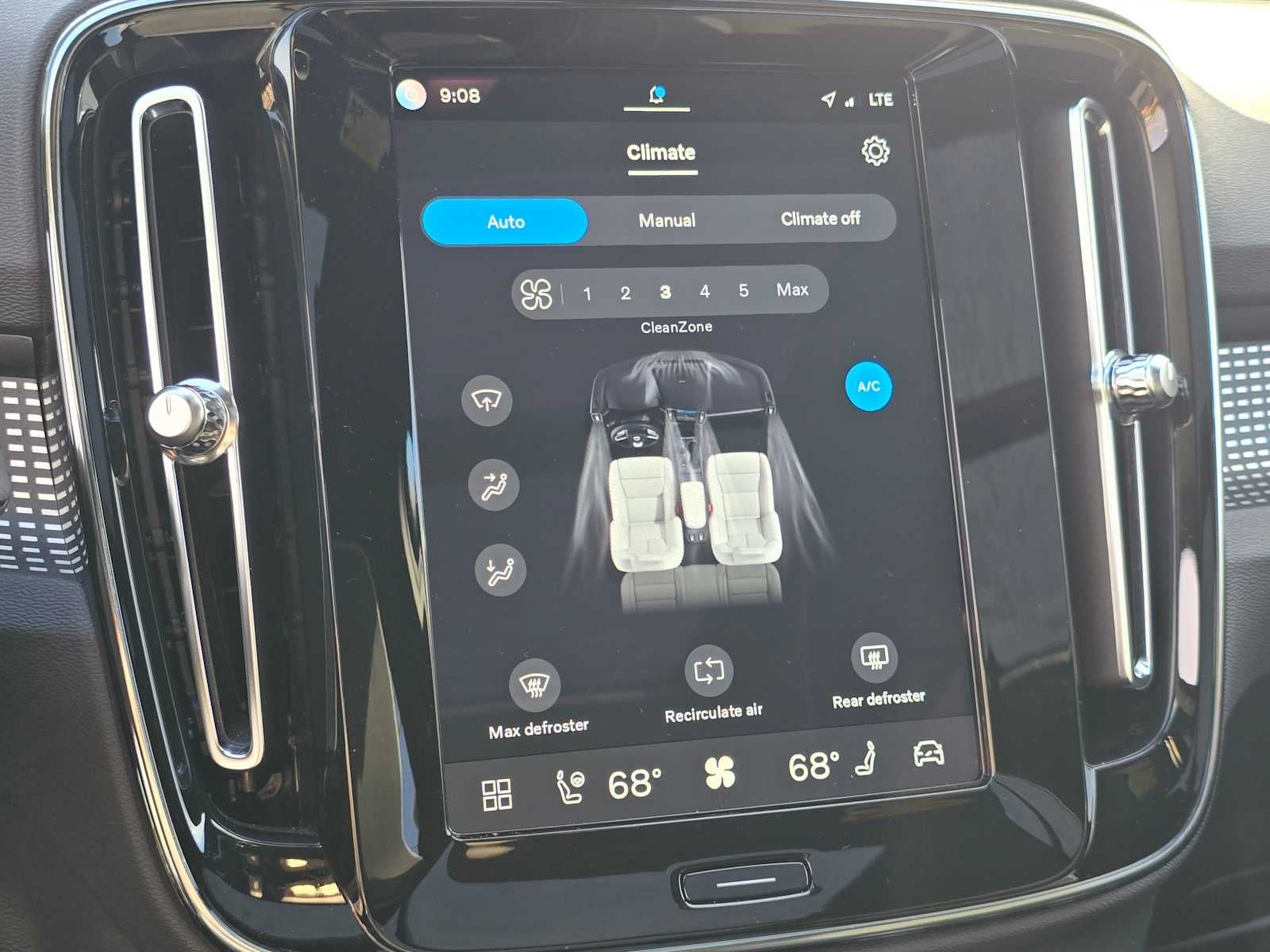 2023 Volvo XC40 Plus Dark Theme