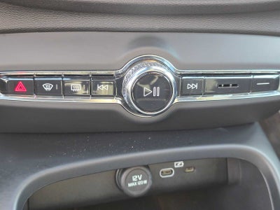 2023 Volvo XC40 Plus Dark Theme