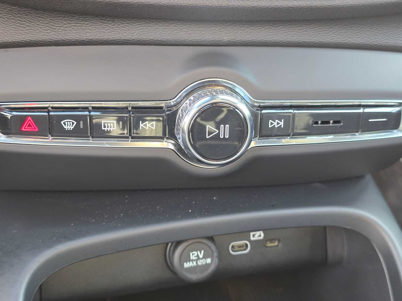 2023 Volvo XC40 Plus Dark Theme