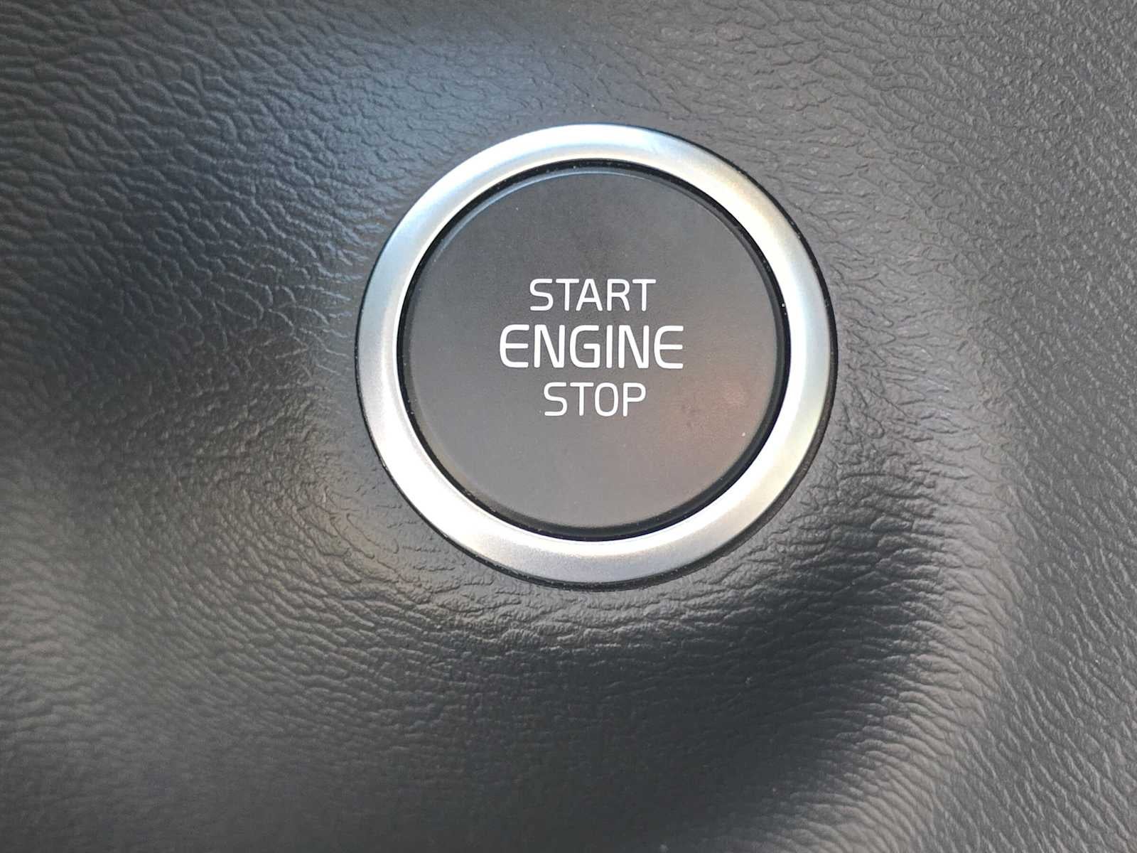 2023 Volvo XC40 Plus Dark Theme