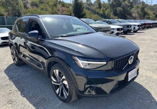 2023 Volvo XC40 Plus Dark Theme