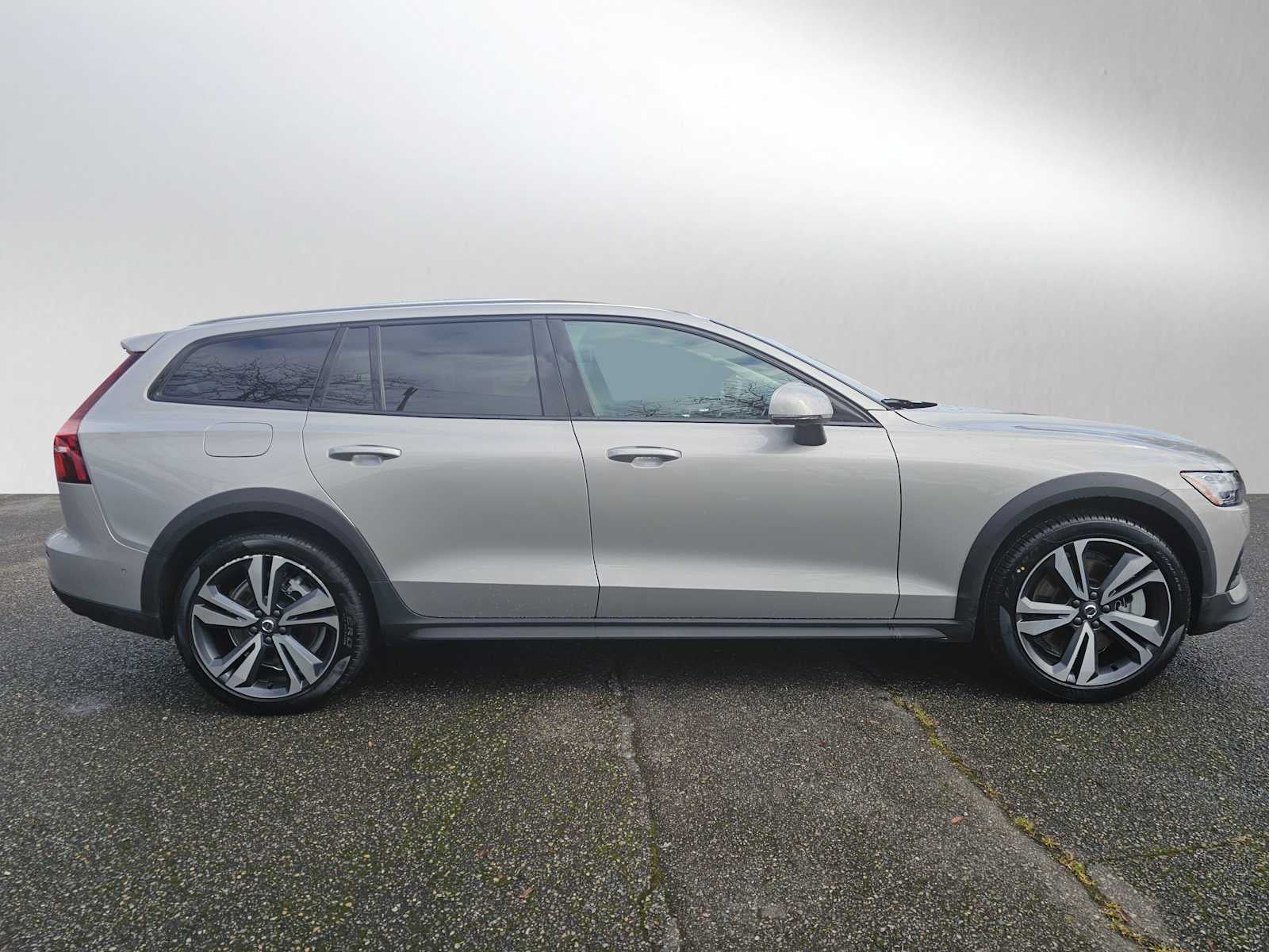2025 Volvo V60 Cross Country Plus