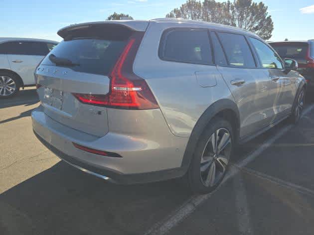 2025 Volvo V60 Cross Country Plus