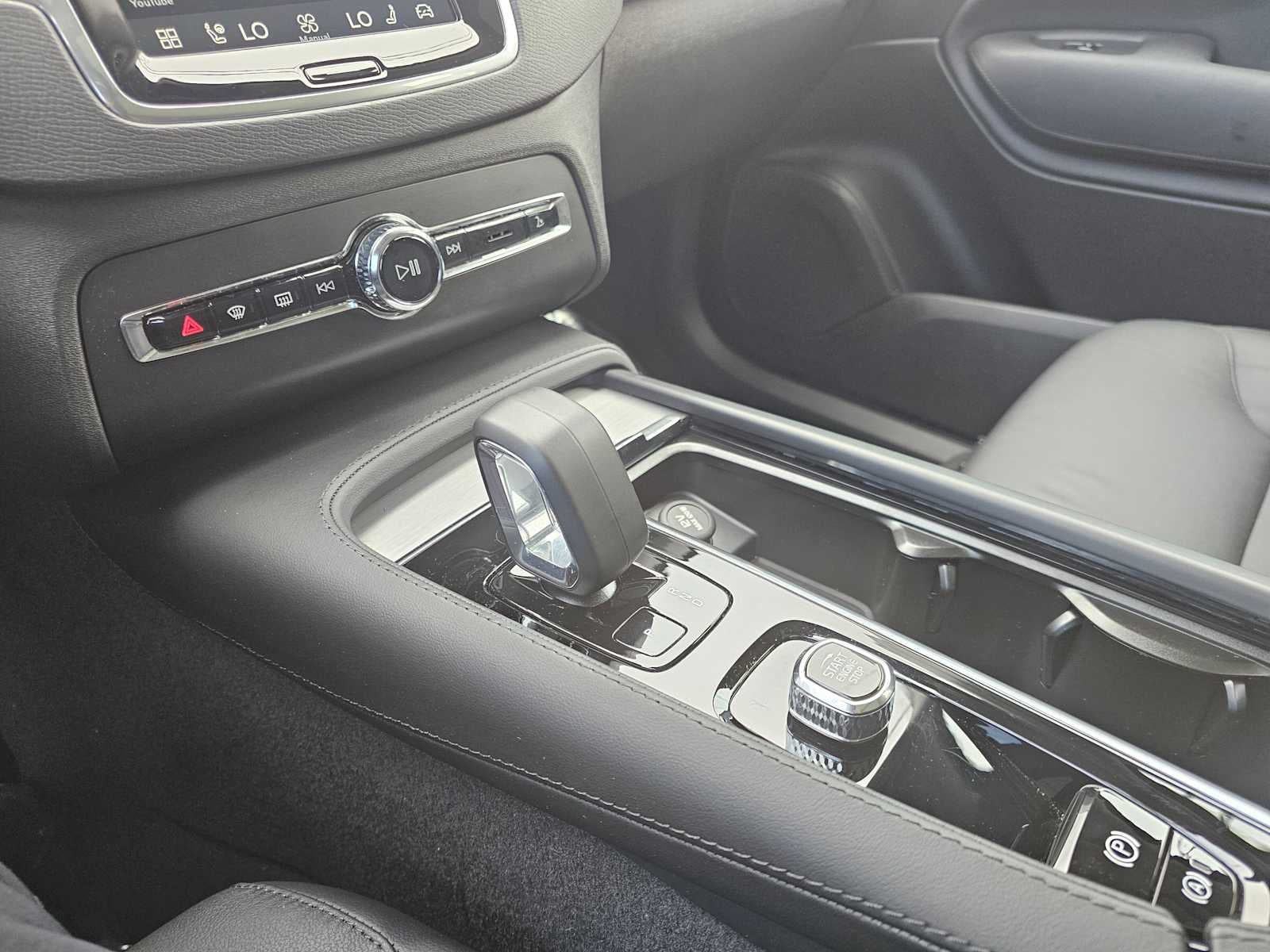 2025 Volvo XC90 Core